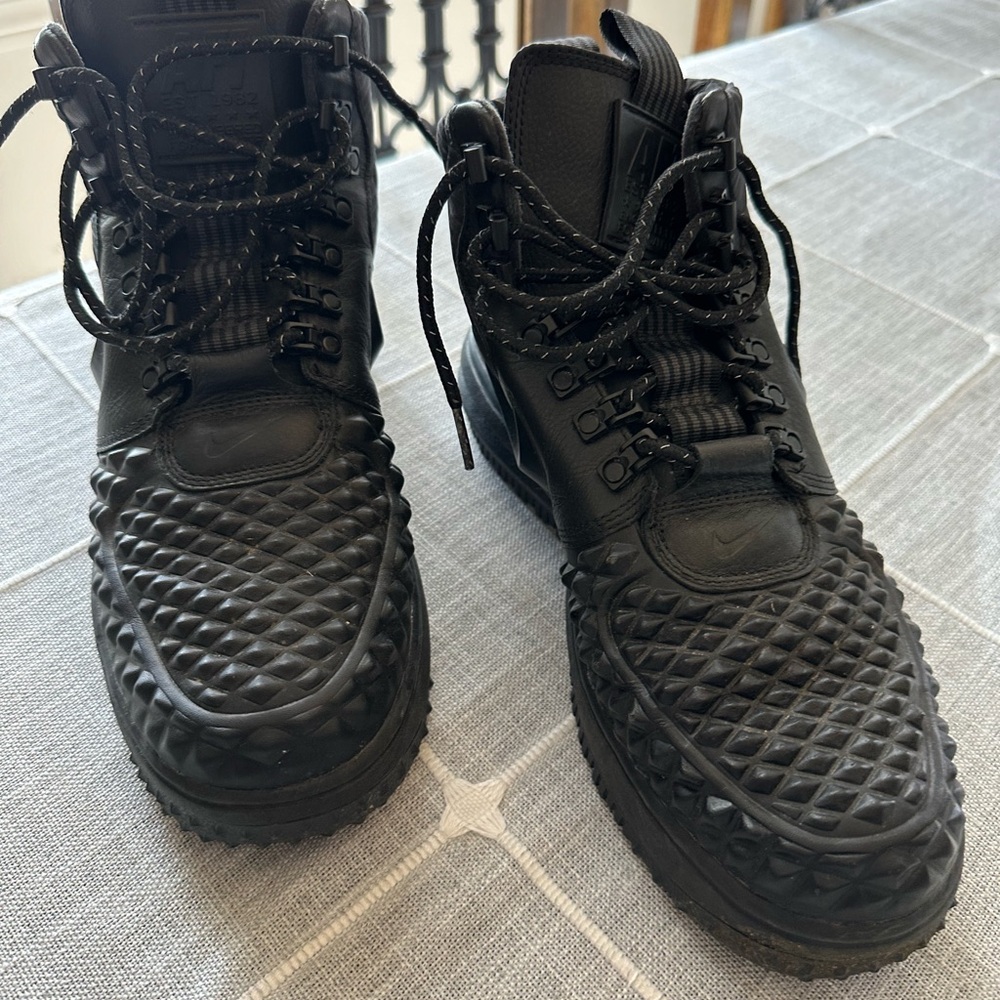 AIR FORCE 1. NIKE MENS size 9